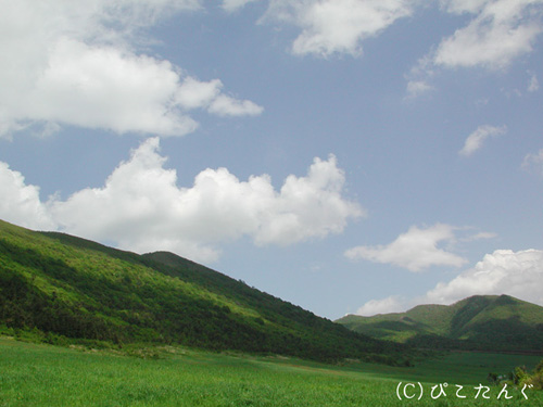 田代山(左)と田代平高原